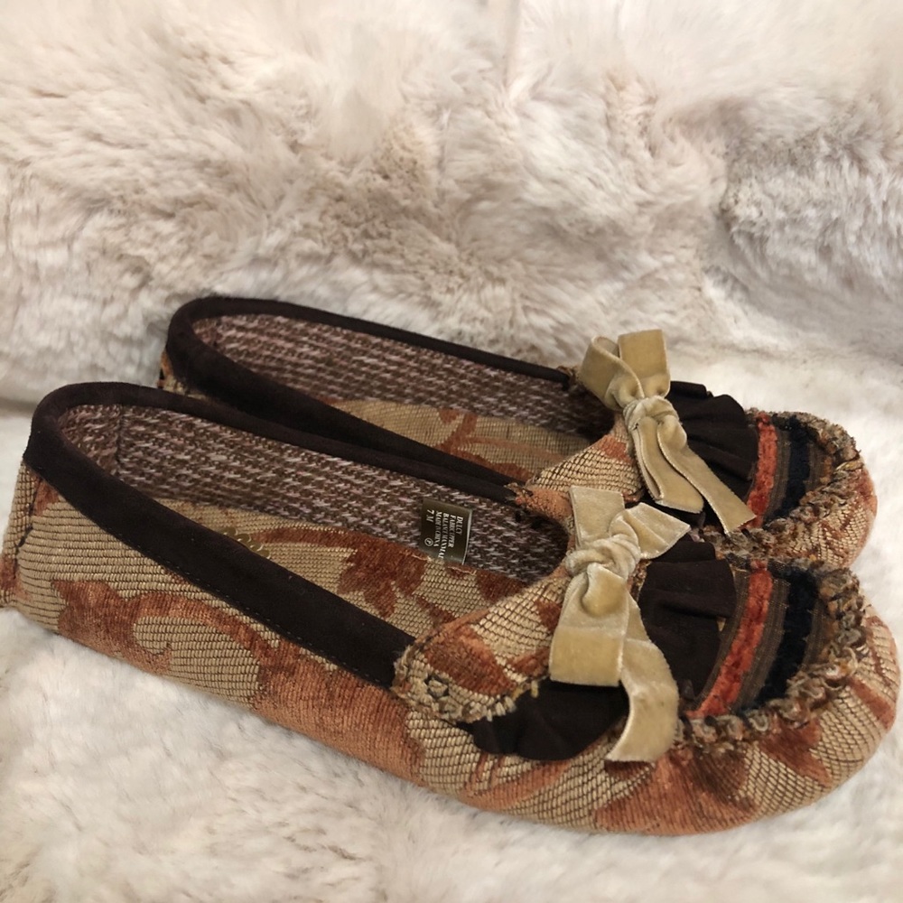 Kenzie Print loafer with mustard color velvet bow